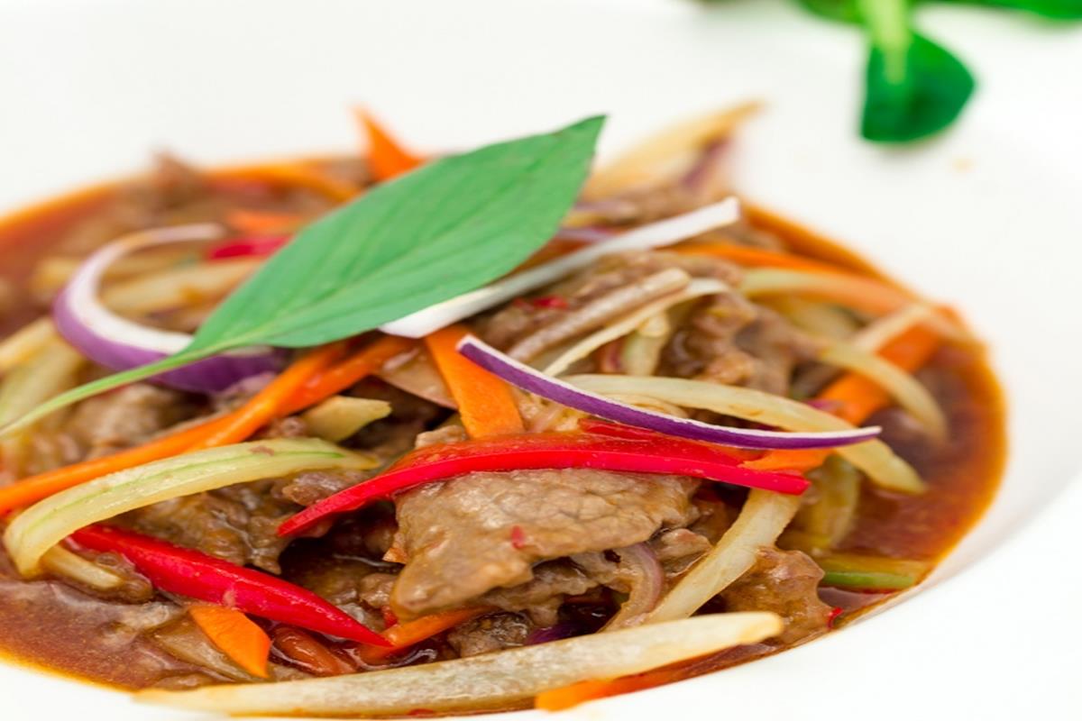 Boeuf basilic sauce piquante